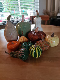 Pompoenen van keramiek. Verschillende groottes. Van 12,5 cm tot 25 cm. Prijzen van € 10 tem € 35.