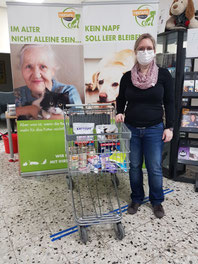 Frau mit Futterspenden in der Tiertafel