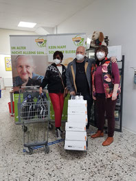 Personen in der Tiertafel mit Futterspenden