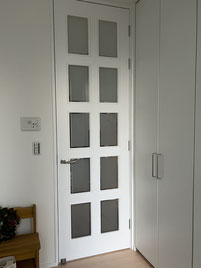 額入りドア  　面材：シナベニヤホワイト塗装  　既存ドアデザインに合わせ製作