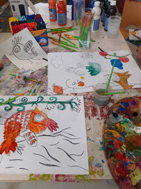 dessins d'enfants sur table