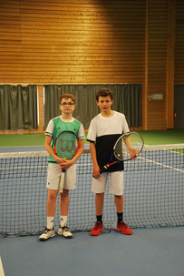 Finalistes 15/18 ans garçons : à gauche Louan LE MEUR (Lesneven) gagnant, à droite Elouan MALENGREAU