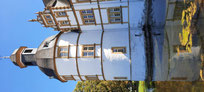 Sommerwetter und -farben, Schlossturm und Gräfte Schloss Neuhaus