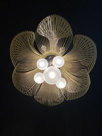 Die Willowlamp Moonflower Leuchte ist ein moderner Leuchter, der aussieht wie eine Blume. (african avantgarde)
