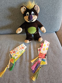 Wolli findet die farbenfrohen Lesezeichen auch ganz toll!