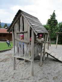 Spielhaus auf dem Spielplatz des Kinderhaus
