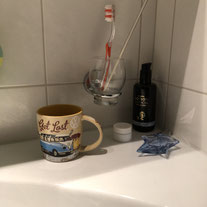 #11 Ich mache mich bereit fürs Bett. Eine Tasse heisses Wasser mit verschiedenen Schüssler Salz Tabletten gehört immer dazu.
