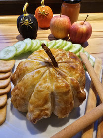 Gebackener Camembert in Kürbisform
