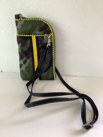 TUNIC 18146 チョコラインポケットBag　表地：ナイロン　￥5,280（税込）