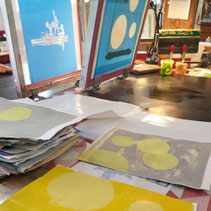 Arbeitsplatz mit Sieben im Siebdruck-Workshop in Ganderkesee.