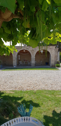 Cour à arcades d'un vignoble AOC Buzet