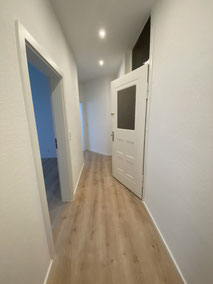 Abgehängte Decken und tapezierte Wände und  Vinyl Boden