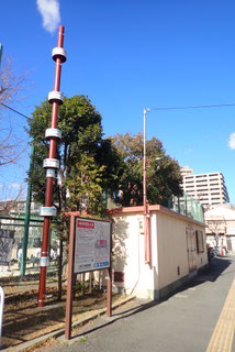 南砂地盤沈下観測所(右側)と 浸水高を示す柱(左側)