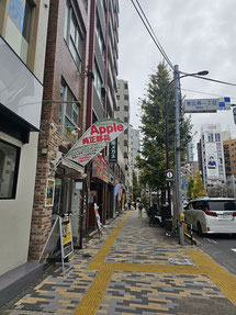 駒沢通り恵比寿一丁目交差点にあるカバーガレージ恵比寿の外観