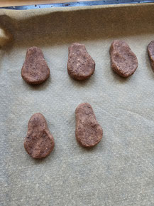 Bärentatzen Plätzchen backbereit auf dem Blech