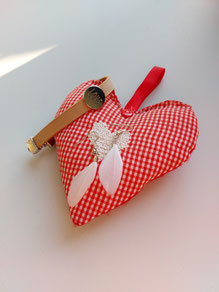 Armband met bedel tekst Love en witte veren oorbellen