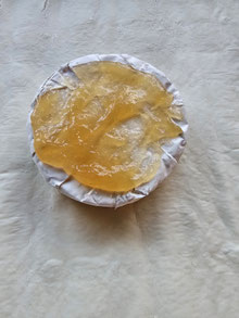 Gebackener Camembert in Kürbisform