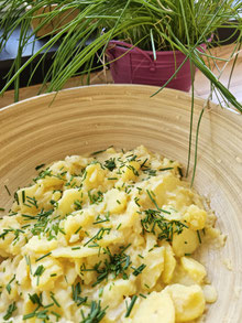 Klassischer Kartoffelsalat wie bei Oma mit Schnittlauch in einer großen Schüssel