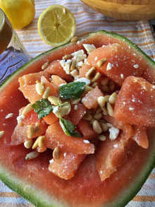 Wassermelonensalat fertig zum Verzehr in einer Wassermelonenhälfte angerichtet
