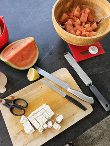 Gewürfelter Feta auf einem Schneidebrett für Wassermelonensalat