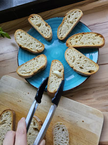 Ciabattascheiben mit Knoblauchzehe für Bruschetta