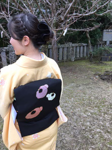 黄色橘柄の小紋に、黒のくくり猿染帯