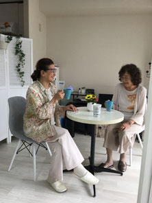 明るいカフェスペース