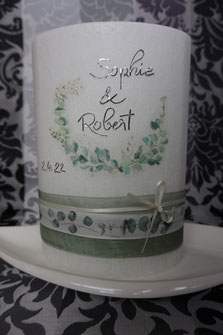 Hochzeitskerze, Trends, Was ist bei Hochzeiten modern, Blumenschmuck Hochzeit, Heiraten, romantisch Heiraten, Kerze Hochzeit, Brautkerze, Blumenranke Hochzeit, Altarkerze Hochzeit, Kerze modern, Ideen Hochzeit, Geschenk Hochzeit,