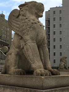 東京・築地本願寺の有翼の狛犬　