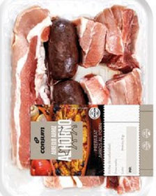 El arreglo para el arroz al horno valenciano tradicional (arròs al forn) consiste en sofritos de costillas y magro de cerdo, panceta, morcillas de cebolla, patatas, tomate rallado y rodajas de tomate, garbanzos cocidos, una cabeza de ajos entera.