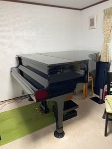 レッスン室のグランドピアノ　｜大田区東雪谷羽金ピアノ教室　