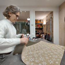 La couturière prépare les commandes de Noël.
