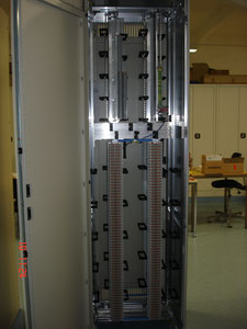 Kabelabschlussschrank Typ VKM, 2x 2x 64 Blitzschutzsätze 2pol, 2 x 5 Rangierwaben, EMV Version