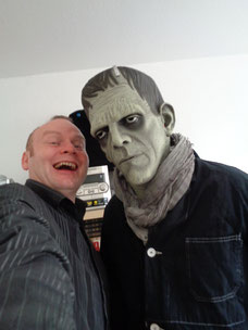 Wir treffen Frankensteins Monster.