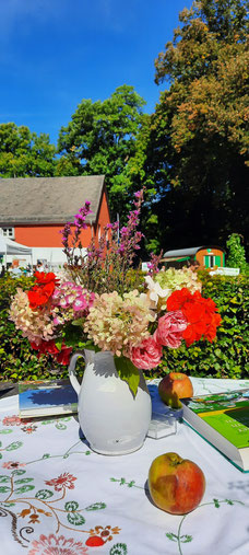 Schöne Spätsommer-Dekoration aus dem eigenen Garten beim Quizz zu den heimischen Heilkräutern im Nutzgarten auf dem Schlossgelände