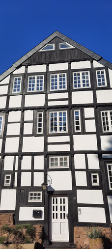 Fachwerk Bergisch in der Altstadt -man achte auf die Anordnung der Fenster