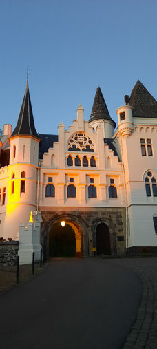 Abendliche Ankunft auf Schloss Kommende
