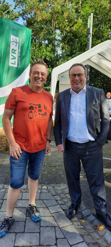 Umwelt- und Verkehrsminister des Landes NRW Oliver Krischer und Reiseexperte für NRW Matthias Berns im Gespräch