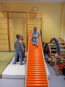 Das Christkind besuchte die Kinder und brachte eine neue Rollenrutsche für den Bewegungsraum!