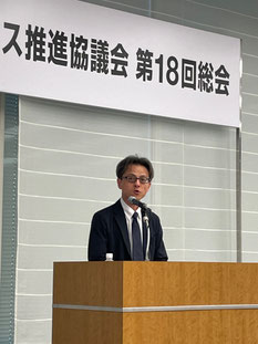 挨拶される吉野企画官