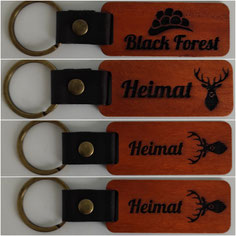 Schlüsselanhänger aus Buchen- und Walnussholz mit handgefertigten Schwarzwald-Motiven – Hirsch, Heimat, Baum des Lebens und Thors Hammer, gefertigt von Jvi handmade, Onlineshop für handgefertigte Kleinmöbel und Dekorationsartikel aus Holz