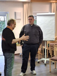 Auch abseits der Tische wurde über die zukünftige Ausrichtung diskutiert. Hier auf dem Foto Stefan Mayer mit Stadtpfarrer und Präses Florian Stadlmayr.