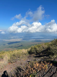 登山口に向かう道からは山中湖も望める。