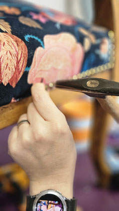 Fauteuil style Voltaire, tissu floral de chez Designer Guild