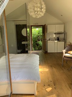 Küche mit Glaskeramikherd, Kühlschrank und Nespressomaschine inkl. Gratiskapseln