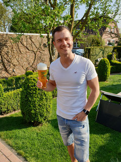 Marc Tewes, Strippenzieher und Geschäftsführer der Town Rocket Games GmbH, trägt stets ein frisch gezapftes Bier mit sich – nur für den Fall der Fälle.