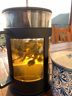 Teekanne mit Malotira neben einer Tasse