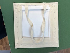 Bild auf Keilrahmen gespannt, mit Gewebe hinterlegt.  