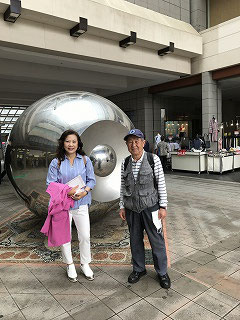 日吉駅改札口出たところに、大きな銀の玉があります！！待ち合せの目印にグッドです!(^^)!
