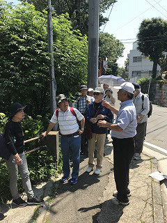 横浜シティガイド協会理事の斎藤先生の説明を熱心に聞きます。(^^♪